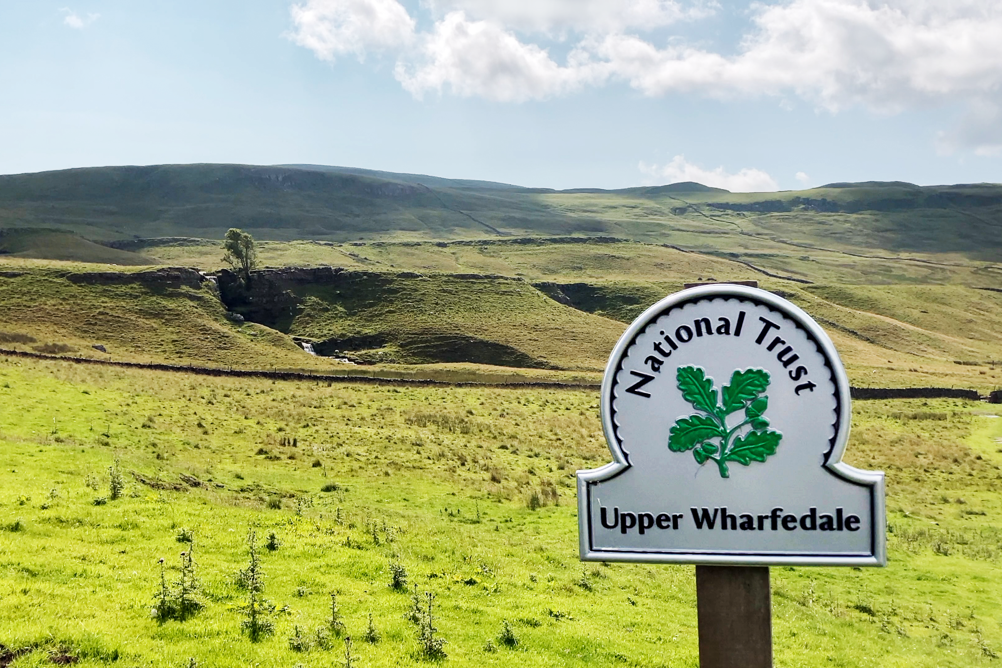 AWWA2025031-Credibility_Scenic_Upper_Wharfedale_Landscape_With_National_Trust_Sign_And_Rolling_Hills_original_3148563